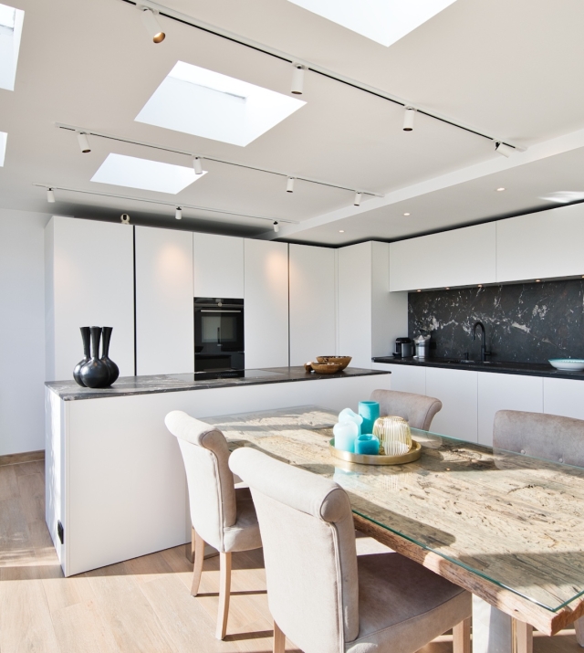 Resa Estates Ibiza te koop penthouse Marina botafoch for sale Ibiza kitchen dinging.jpeg